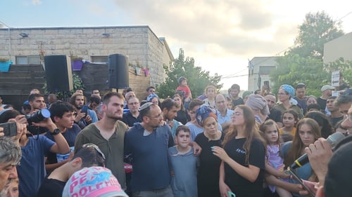 מרגש: המשפחה השכולה בשירת אני מאמין. צפו