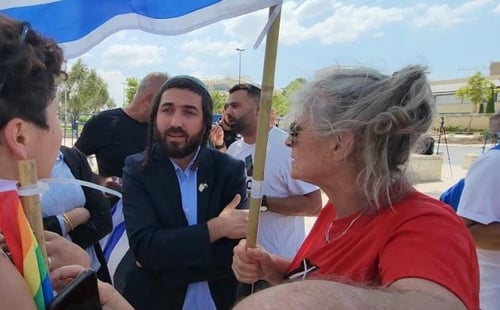 צבי סוכות תוקף: "טנטרום של חלקים קטנים בשמאל"