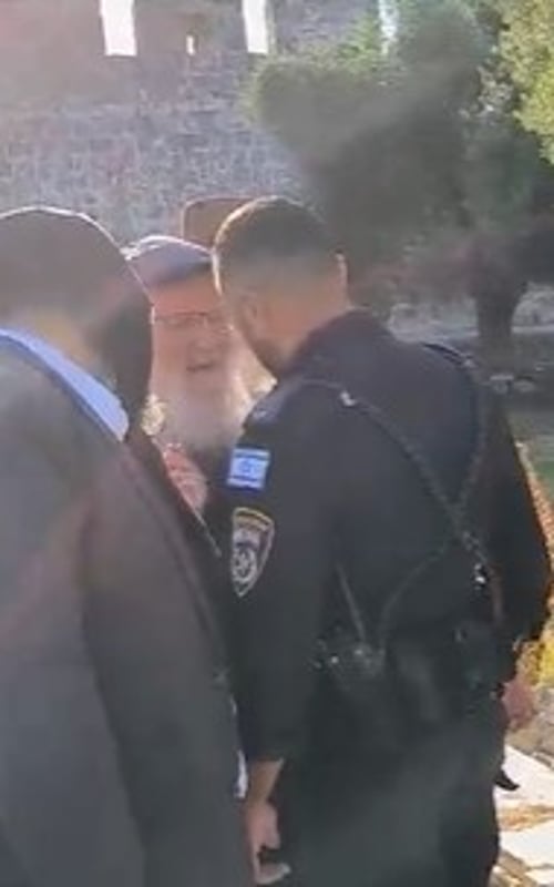 מקומם: שוטר איים לעצור את הרב הסרוג בן ה-73. צפו