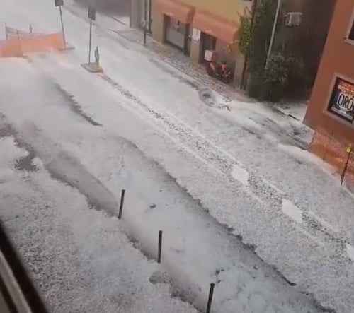 טירוף: בשיא הקיץ , ברד כבד שוטף את איטליה