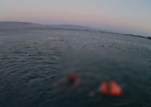 כמעט אסון בכנרת: התהפכו עם הסירה וחולצו