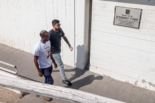 משפחת אדנה בביקורת: "האמת לא נר לרגליה"