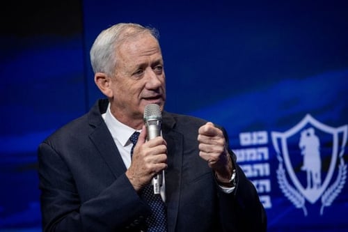גנץ: "החברה הישראלית מעבירה שיעור לאויביה"