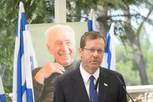 הרצוג באזכרתו של פרס: "הזמן לגלות אחריות"