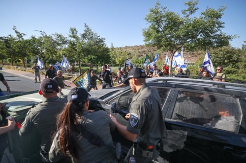 התפרעות ליד הבית של לוין: מאבטחים חילצו אותו ברכב
