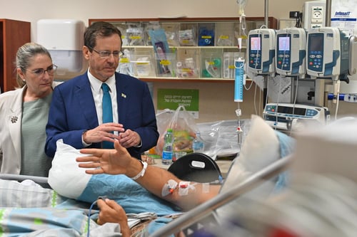 הרצוג ביקר את הפצועים: העם שלנו יילחם עד הניצחון