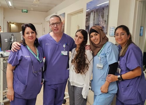 החיילת שנפצעה קשה בקרב על הבסיס שוחררה מסורוקה