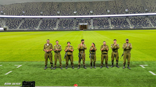 צפו: אצטדיון בלומפילד במחווה לחטופים