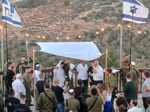 צפו: בצל השכול והאבידות; חתונה נערכה ביישוב הסרוג