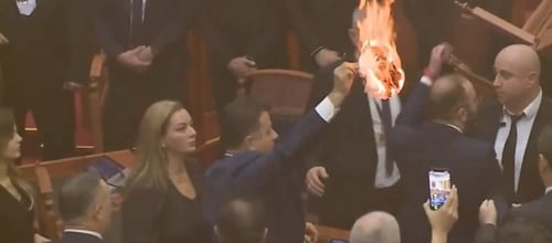 אלבניה: חבר פרלמנט ניסה להצית את המבנה | צפו