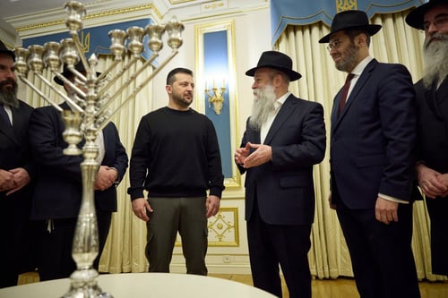 זלנסקי הדליק נר חנוכה: "האור ינצח כאן ובישראל"