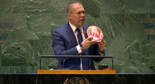 עוגה באו"ם: ארדן ציין את יום הולדתו של כפיר ביבס