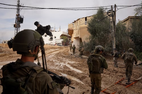 באמצע פעילות: 30 לוחמים חילצו זוג קשישים עזתים