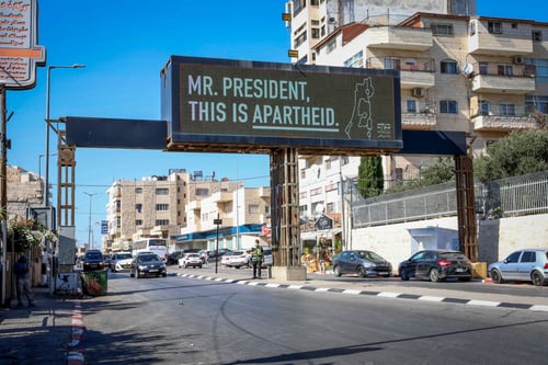 אויבים מבית: בצלם חוגגים את צווי המעצר נגד ישראל