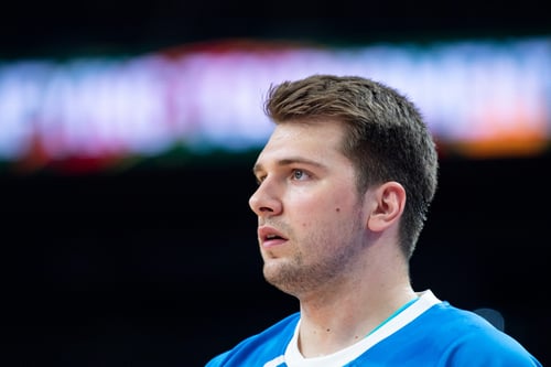 ירד על קביים: פציעה חמורה לכוכב העל ב-NBA