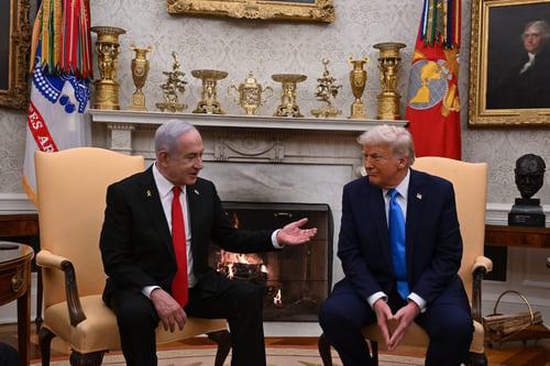 על הכוונת: "ראש ה-CIA חשף מידע חדש, טראמפ מתקרב לתקיפה"