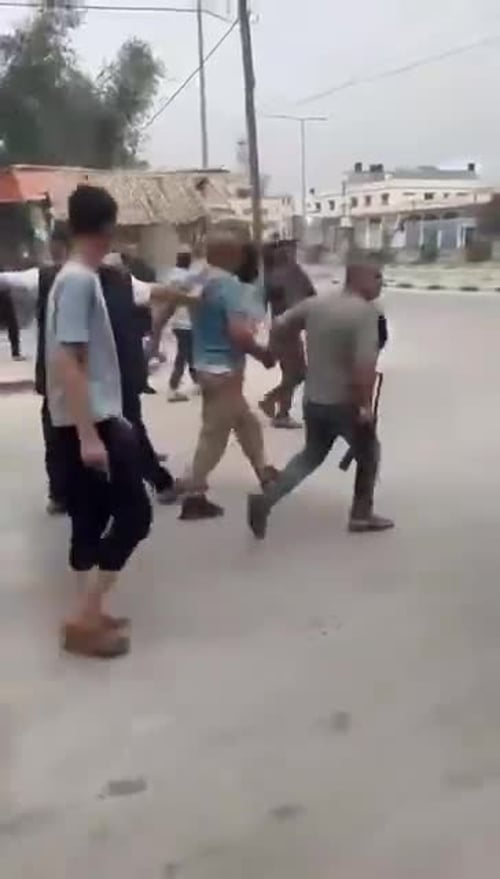 מרד ברחובות: עזתים הוציאו להורג איש חמאס מול המצלמות