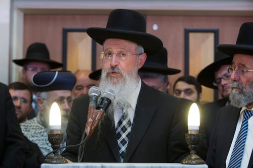 הפוסק הספרדי במתקפה חריפה: "אסור לצרף אותם למניין"