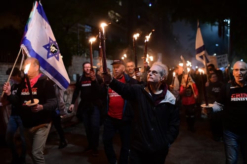 "חבורת הזויים": השמאל בתמיכה מפתיעה לשר הבכיר