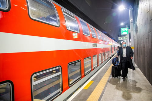 טרגדיה ברחובות: הולך רגל נפגע מרכבת ונהרג