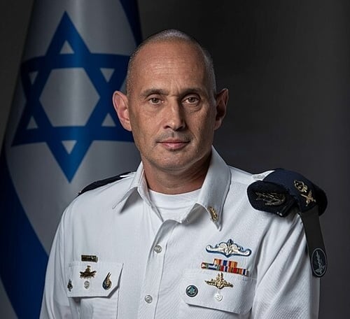 בצל שאגת הארי: מפקד חיל הים מסיים את תפקידו