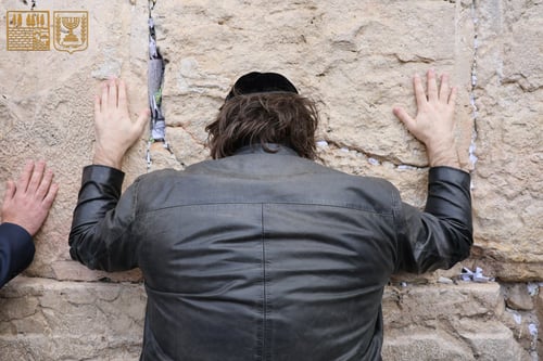 בפעם השלישית: חאבייר מיליי פתח את ביקורו בישראל בכותל