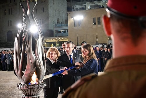 הסבתא והנכדה שכלו את בעליהן באותו יום, בהפרש של 50 שנה