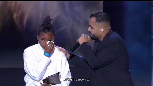 אושר כהן ביצע את "תרקדי" עם אחותה של הנרצחת מהנובה - והקהל נשבר