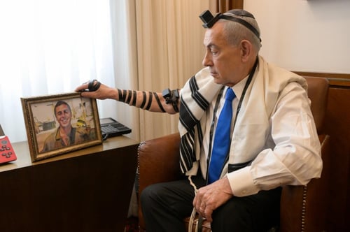 מחווה מצמררת: נתניהו הניח את התפילין של שון כרמלי ז"ל