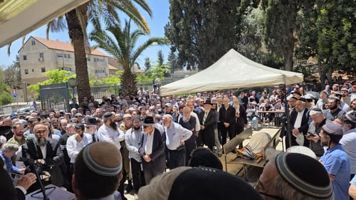 בשידור ישיר: הלוויתו של הרב אריה שטרן זצ"ל