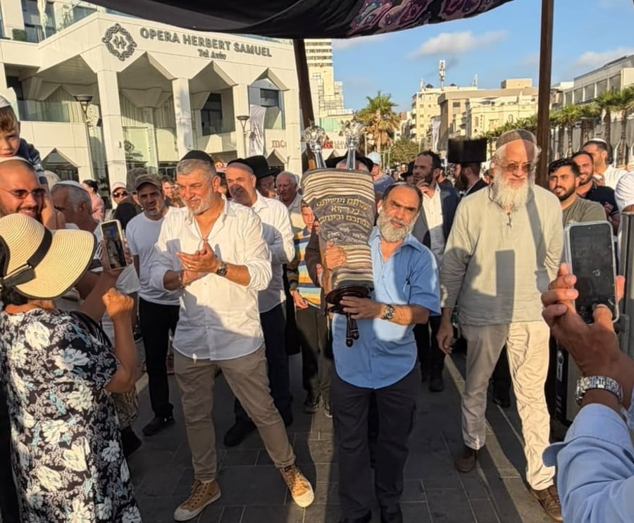 דני שטג בהכנסת ספר תורה בתל אביב